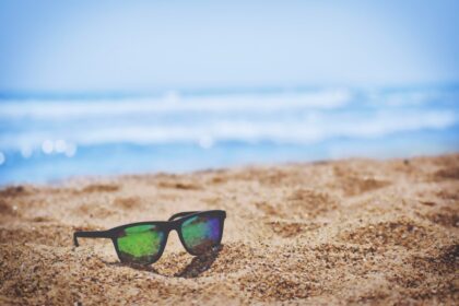 En vacances : lunettes de soleil sur la plage