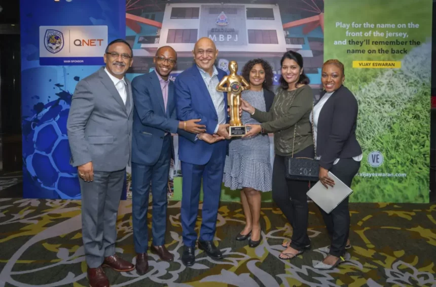 Sports-Industry-Awards-Asia-QNET-people standing with trophy
