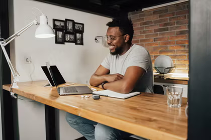 Entrepreneur en vente directe souriant