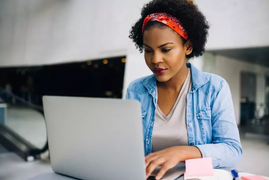 Femme entrepreneur travaillant sur un ordinateur