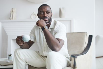 Entrepreneur africain buvant du cafe