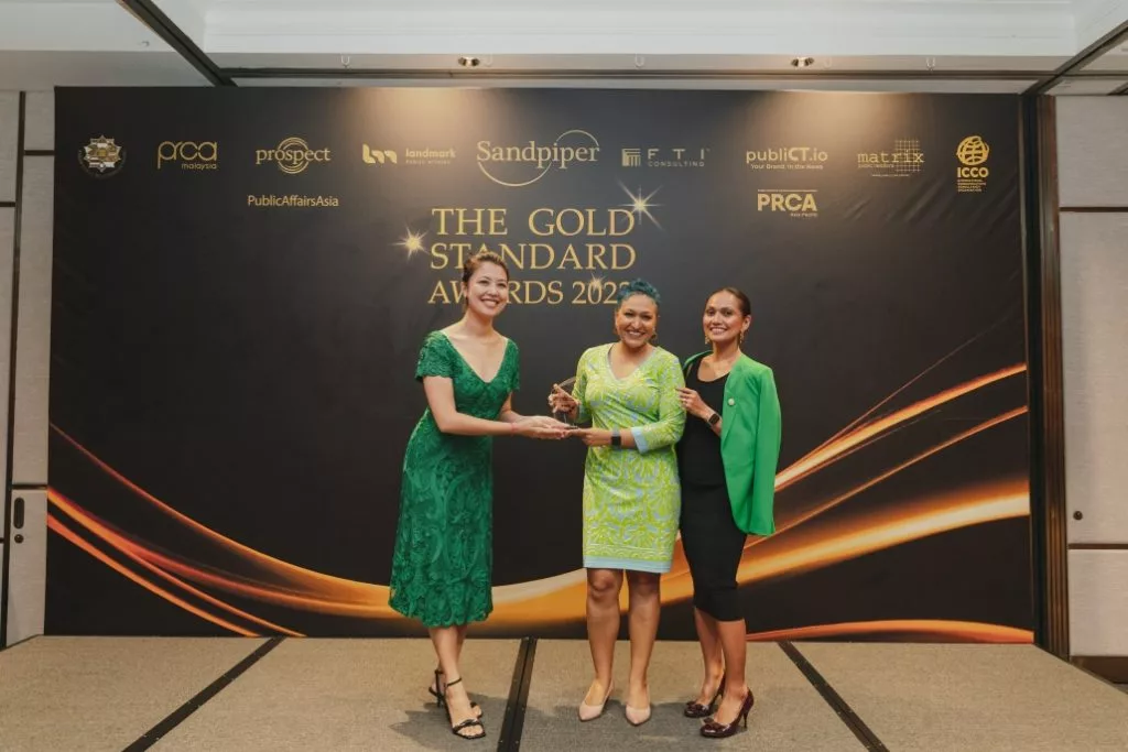 qnet gold standard award 3 women standing