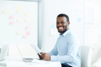 Jeune entrepreneur africain souriant