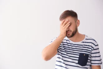 Homme se rendant compte de ses erreurs en vente directe