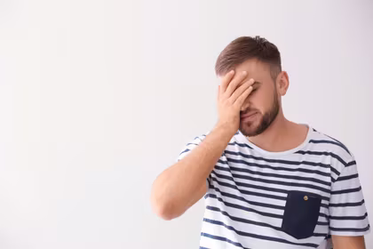 Homme se rendant compte de ses erreurs en vente directe