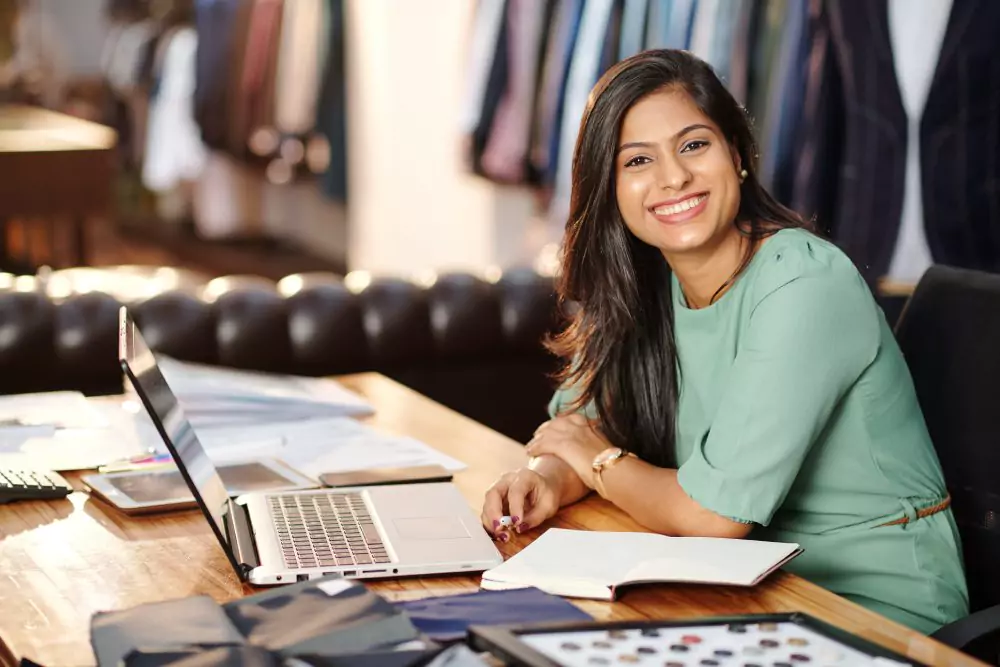 Jeune femme entrepreneur souriant