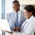 Un homme et une femme travaillent sur leur entreprise de vente directe