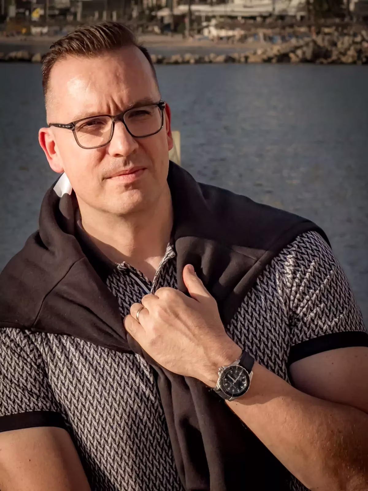 Trevor Kuna, Chief Marketing Officer of QNET wearing the Bernhard H. Mayer Wave Ride